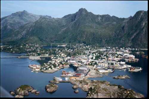 flyfoto av nord-norge, nordland, lofoten, fiske, svolvær