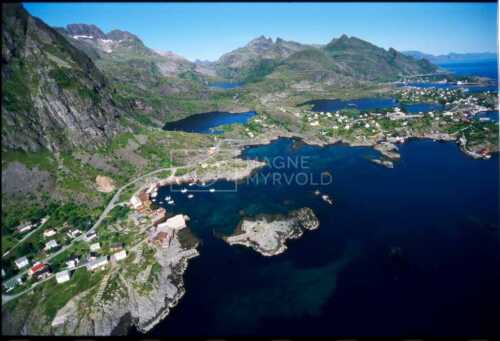 flyfoto av nord-norge, nordland, lofoten, sørvågen, fiskevær, lofotfiske