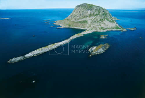 flyfoto av nord-norge, nordland, lofoten, røst, fiskevær, lofotfiske
