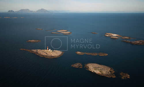 flyfoto av nord-norge, nordland, helgeland, bremstein fyr