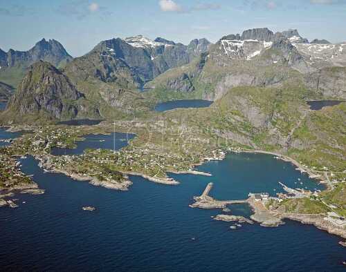 flyfoto av nord-norge, nordland, lofoten, sørvågen, fiskevær, lofotfiske