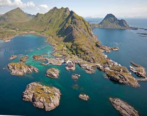 flyfoto av nord-norge, nordland, lofoten, mortsund, fiskevær, lofotfiske