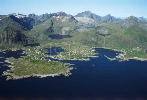 flyfoto av nord-norge, nordland, lofoten, sørvågen, fiskevær, lofotfiske
