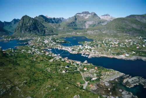 flyfoto av nord-norge, nordland, lofoten, sørvågen, fiskevær, lofotfiske