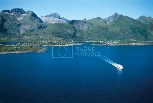 flyfoto av nord-norge, nordland, lofoten, sørvågen, fiskevær, lofotfiske